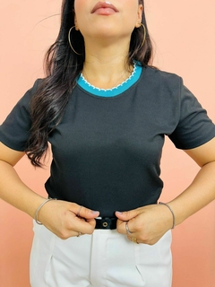 T-SHIRT CANELADA PRETA GOLA NUVEM AZUL - Fabi T-shirts