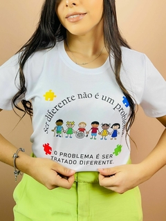 T-shirt Canelada Ser diferente não é um problema. o problema é ser tratado diferente na internet