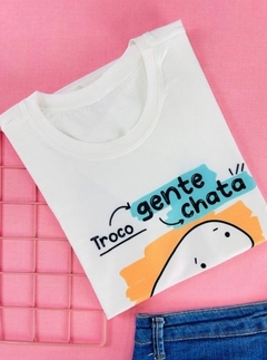 T-shirt ribana canelada Flork Troco gente chata por café - comprar online