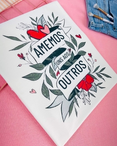 T-shirt ribana canelada Amemos uns aos outros