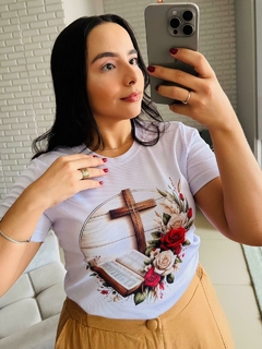 T-SHIRT CANELADA CRUZ,BÍBLIA E FLORES - loja online