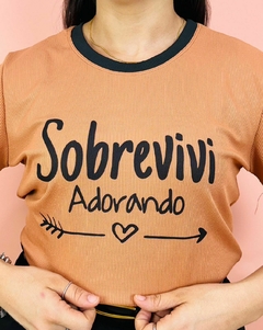 T-SHIRT CANELADA SOBREVIVI ADORANDO - MOCHA MOUSSE - Fabi T-shirts