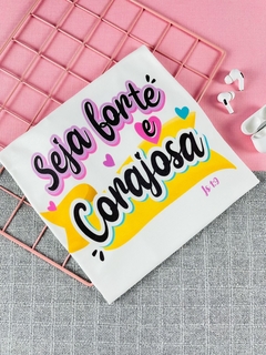 T-shirt ribana canelada Seja forte e corajosa