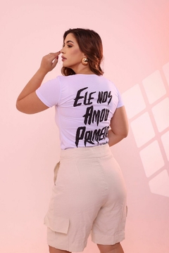 T-SHIRT CANELADA ELE NOS AMOU PRIMEIRO na internet