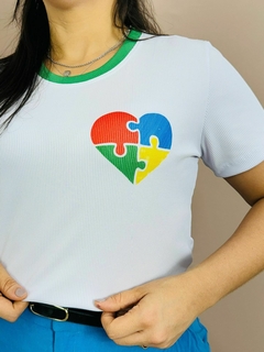 Imagem do T-SHIRT CANELADA CORAÇÃO AUTISMO PEITO