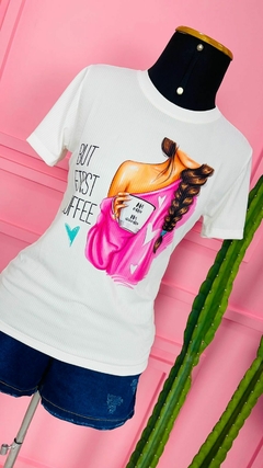 T-shirt Ribana Canelada But First Coffee (Tradução: Mas primeiro café) na internet