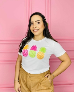 T-shirt Canelada Abacaxis coloridos