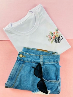 T-shirt Canelada Xícara listrada de flores