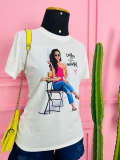 T-shirt Ribana Canelada Coffee and then the world (tradução: Café e depois o mundo) - comprar online