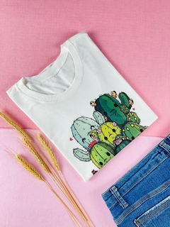 T-shirt ribana canelada Cactos Free Hugs (Tradução: Abraços Gratuitos) - comprar online