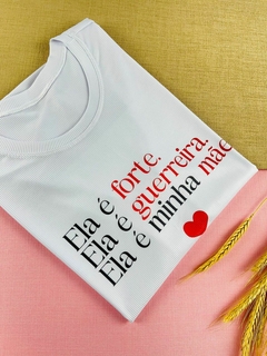 T-shirt Canelada Ela é forte . Ela é guerreira. Ela é minha mãe.