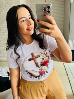 T-SHIRT CANELADA CRUZ,BÍBLIA E FLORES na internet