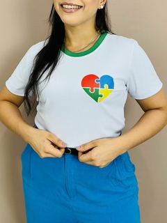 T-SHIRT CANELADA CORAÇÃO AUTISMO PEITO - Fabi T-shirts