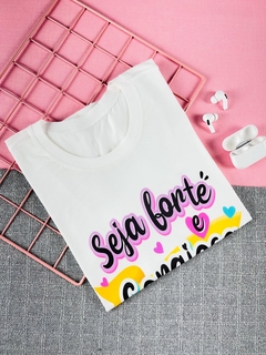 T-shirt ribana canelada Seja forte e corajosa - comprar online