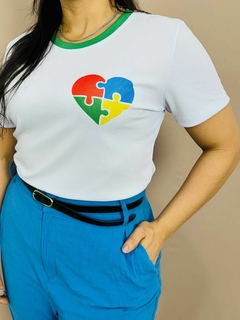 T-SHIRT CANELADA CORAÇÃO AUTISMO PEITO - loja online