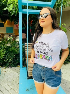 T-shirt Canelada Menos drama e mais dorama - comprar online
