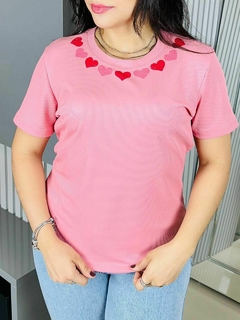 T-SHIRT CANELADA GOLA DE CORAÇÕES-ROSA IOGURTE - comprar online