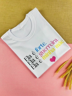 T-shirt Canelada Ela é forte. Ela é guerreira. Ela é minha mãe