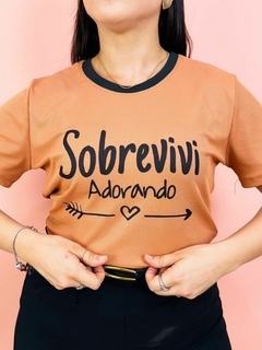 T-SHIRT CANELADA SOBREVIVI ADORANDO - MOCHA MOUSSE - loja online