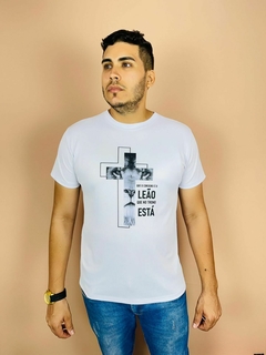 T-shirt Masculina Canelada Cordeiro é o Leão que no trono está
