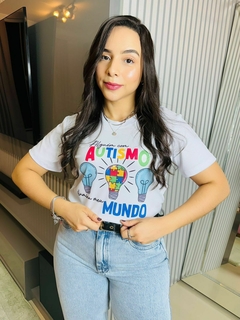 T-SHIRT CANELADA ALGUÉM COM AUTISMO ILUMINA MEU MUNDO
