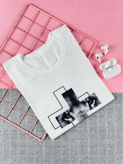 T-shirt ribana canelada Cordeiro é o Leão que no trono está - comprar online