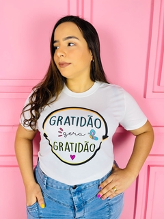 T-shirt ribana canelada Gratidão gera gratidão