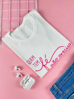 T-shirt ribana canelada Quem tem fé - comprar online