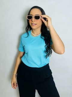 T-SHIRT CANELADA BÁSICA - AZUL PISCINA