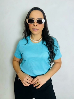 T-SHIRT CANELADA BÁSICA - AZUL PISCINA - comprar online
