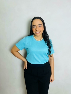T-SHIRT CANELADA BÁSICA - AZUL PISCINA na internet