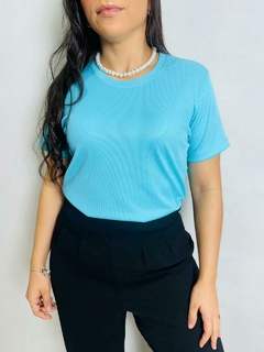 T-SHIRT CANELADA BÁSICA - AZUL PISCINA - loja online