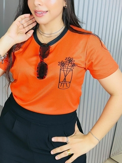 T-SHIRT CANELADA VASO DE FLORES- LARANJA - comprar online