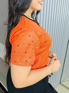 T-SHIRT CANELADA MANGAS CORAÇÕES E PÓA- LARANJA
