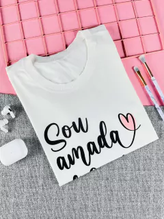 T-shirt ribana canelada Sou amada e coberta por sua graça - comprar online