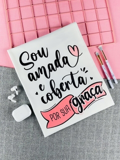 T-shirt ribana canelada Sou amada e coberta por sua graça
