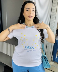 T-SHIRT CANELADA DEUS É A RESPOSTA, NÃO IMPORTA A PERGUNTA - comprar online