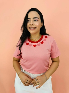 T-SHIRT CANELADA GOLINHA DE CORAÇÕES - ROSA IORGUTE - Fabi T-shirts