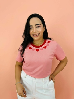 T-SHIRT CANELADA GOLINHA DE CORAÇÕES - ROSA IORGUTE - comprar online