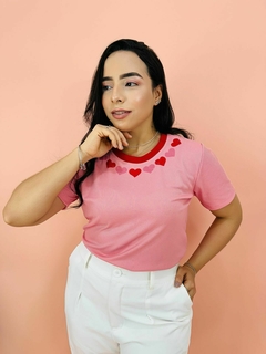 T-SHIRT CANELADA GOLINHA DE CORAÇÕES - ROSA IORGUTE na internet