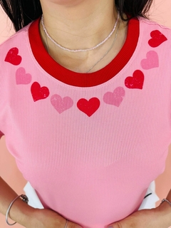 T-SHIRT CANELADA GOLINHA DE CORAÇÕES - ROSA IORGUTE - loja online