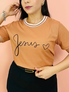 T-SHIRT CANELADA JESUS CORAÇÃO - MOCHA MOUSSE na internet