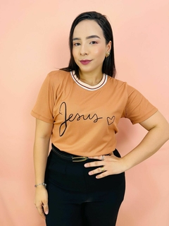 T-SHIRT CANELADA JESUS CORAÇÃO - MOCHA MOUSSE - loja online
