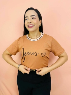 Imagem do T-SHIRT CANELADA JESUS CORAÇÃO - MOCHA MOUSSE