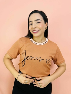 T-SHIRT CANELADA JESUS CORAÇÃO - MOCHA MOUSSE