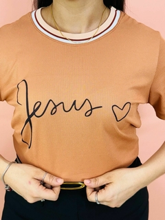 T-SHIRT CANELADA JESUS CORAÇÃO - MOCHA MOUSSE - comprar online