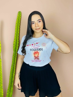 T-shirt Canelada Cê não é fogueira mas meu corpo esquenta quando cê cola ni mim - comprar online