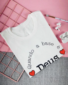 T-shirt ribana canelada Quando a base é Deus nada pode abalar na internet
