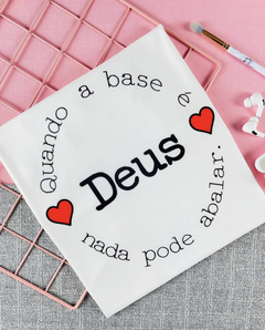 T-shirt ribana canelada Quando a base é Deus nada pode abalar