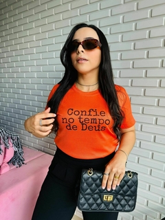 T-SHIRT CANELADA CONFIE NO TEMPO DE DEUS - LARANJA na internet